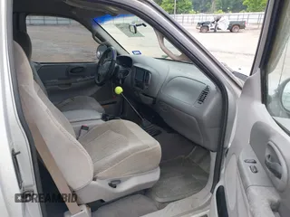 2000 Ford F-150 XL with VIN 1FTZX1725YNC17400, listed as a IAAI auction lot 42031955 with 1 mi miles. Bid and sale history available at carsss.com. Image 5.