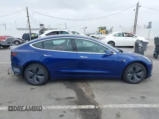 2020 Tesla Model 3 Standard Range Plus z VIN 5YJ3E1EA7LF705809, wystawiony jako IAAI lot #42146416 z przebiegiem 52 056 mil mil oraz . Historia ofert i sprzedaży dostępna na DreamBid. Obrazek 14.