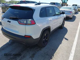 2019 Jeep Cherokee Latitude Plus z VIN 1C4PJMLB7KD394026, wystawiony jako IAAI lot #42078282 z przebiegiem 113 503 mil mil oraz . Historia ofert i sprzedaży dostępna na DreamBid. Obrazek 4.