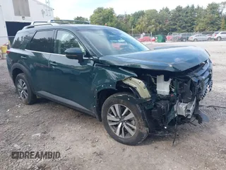 2024 Nissan Pathfinder SL z VIN 5N1DR3CC1RC282753, wystawiony jako IAAI lot #40494979 z przebiegiem 2 646 mil mil oraz . Historia ofert i sprzedaży dostępna na DreamBid. Obrazek 1.