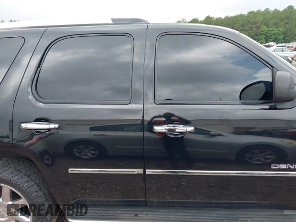 2013 GMC Yukon Denali z VIN 1GKS2EEFXDR305783, wystawiony jako IAAI lot #42305947 z przebiegiem 251 874 mil mil oraz . Historia ofert i sprzedaży dostępna na DreamBid. Obrazek 13.