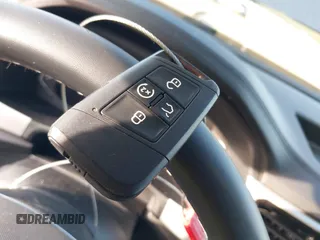 2022 Volkswagen Atlas SE z VIN 1V2HR2CA4NC523017, wystawiony jako IAAI lot #41754371 z przebiegiem 23 745 mil mil oraz . Historia ofert i sprzedaży dostępna na DreamBid. Obrazek 11.