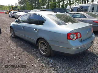2006 Volkswagen Passat Value Edition z VIN WVWAK73C06P141096, wystawiony jako IAAI lot #42297811 z przebiegiem 84 399 mil mil oraz . Historia ofert i sprzedaży dostępna na DreamBid. Obrazek 3.