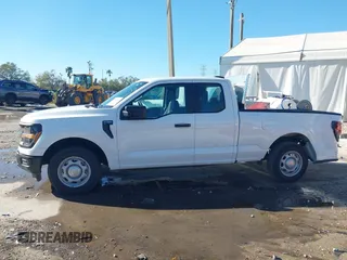 2024 Ford F-150 XL z VIN 1FTEX1KP7RKE49677, wystawiony jako IAAI lot #41592556 z przebiegiem 11 136 mil mil oraz . Historia ofert i sprzedaży dostępna na DreamBid. Obrazek 14.