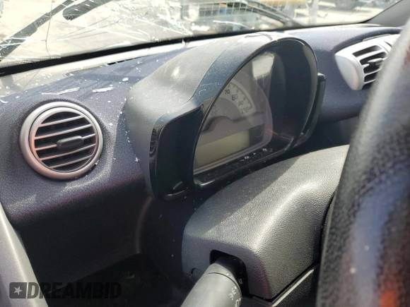 2015 Smart fortwo Passion z VIN WMEEJ3BA8FK811537, wystawiony jako Copart lot #57823255 z przebiegiem Nie podano mil oraz Szkoda całkowita • Salvage title. Historia ofert i sprzedaży dostępna na DreamBid. Obrazek 9.
