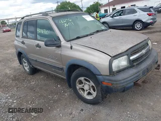 2003 Chevrolet Tracker ZR2 z VIN 2CNBJ734236925710, wystawiony jako IAAI lot #42767601 z przebiegiem 154 223 mil mil oraz . Historia ofert i sprzedaży dostępna na DreamBid. Obrazek 1.