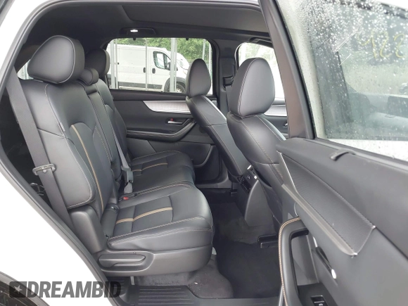 2025 Mazda CX-70 Premium Plus z VIN JM3KJEHA6S1111740, wystawiony jako IAAI lot #42287159 z przebiegiem 2 502 mil mil oraz . Historia ofert i sprzedaży dostępna na DreamBid. Obrazek 8.
