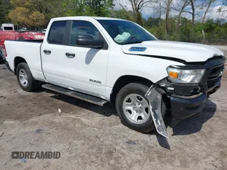 2022 Ram 1500 Tradesman z VIN 1C6SRECG1NN268755, wystawiony jako IAAI lot #42027545 z przebiegiem 61 348 mil mil oraz . Historia ofert i sprzedaży dostępna na DreamBid. Obrazek 1.