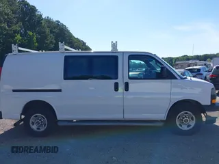 2019 GMC Savana Cargo z VIN 1GTW7AFG8K1304433, wystawiony jako IAAI lot #42219322 z przebiegiem 172 315 mil mil oraz . Historia ofert i sprzedaży dostępna na DreamBid. Obrazek 13.
