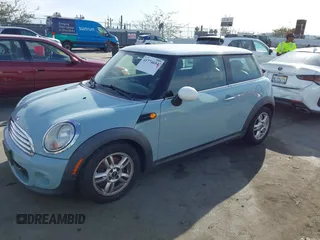 2011 MINI Hardtop z VIN WMWSU3C57BT251053, wystawiony jako IAAI lot #41774654 z przebiegiem 128 835 mil mil oraz . Historia ofert i sprzedaży dostępna na DreamBid. Obrazek 2.