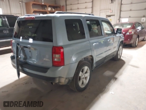 2013 Jeep Patriot Latitude z VIN 1C4NJRFB2DD140601, wystawiony jako IAAI lot #41938101 z przebiegiem 143 160 mil mil oraz . Historia ofert i sprzedaży dostępna na DreamBid. Obrazek 4.