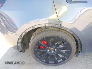 2022 Tesla Model Y Performance z VIN 7SAYGDEF2NF490794, wystawiony jako IAAI lot #42218742 z przebiegiem 41 402 mil mil oraz . Historia ofert i sprzedaży dostępna na DreamBid. Obrazek 6.