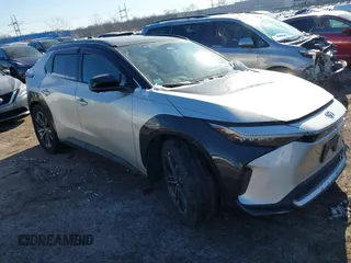 2023 Toyota bZ4X XLE z VIN JTMABACAXPA020253, wystawiony jako IAAI lot #41416084 z przebiegiem 19 853 mil mil oraz . Historia ofert i sprzedaży dostępna na DreamBid. Obrazek 1.