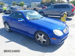 2001 Mercedes-Benz SLK 230/320 z VIN WDBKK65F01F218732, wystawiony jako IAAI lot #42502389 z przebiegiem 104 303 mil mil oraz . Historia ofert i sprzedaży dostępna na DreamBid. Obrazek 1.