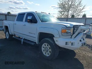 2016 GMC Sierra 2500HD Denali z VIN 1GT12UE86GF224885, wystawiony jako IAAI lot #42095807 z przebiegiem 136 197 mil mil oraz . Historia ofert i sprzedaży dostępna na DreamBid. Obrazek 1.