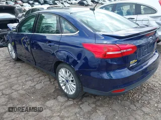2016 Ford Focus Titanium z VIN 1FADP3J20GL208439, wystawiony jako IAAI lot #42145938 z przebiegiem 135 522 mil mil oraz . Historia ofert i sprzedaży dostępna na DreamBid. Obrazek 3.