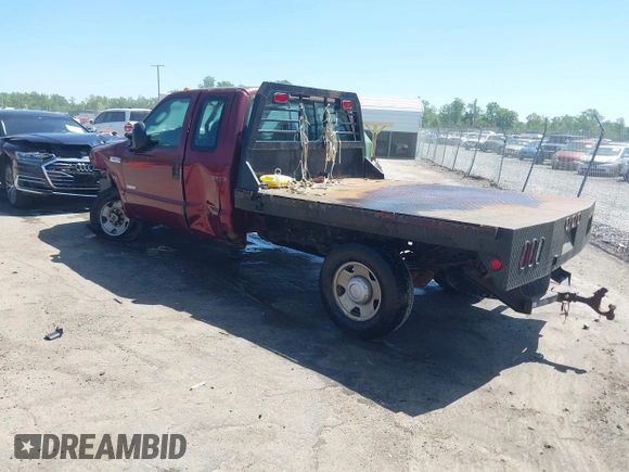2005 Ford F-250 XL z VIN 1FTSX21P45EA18667, wystawiony jako IAAI lot #42117348 z przebiegiem 324 883 mil mil oraz . Historia ofert i sprzedaży dostępna na DreamBid. Obrazek 3.