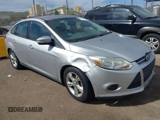 2013 Ford Focus SE z VIN 1FADP3F21DL223682, wystawiony jako IAAI lot #42014328 z przebiegiem 123 605 mil mil oraz . Historia ofert i sprzedaży dostępna na DreamBid. Obrazek 1.