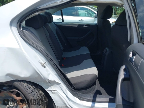 2017 Volkswagen Jetta S z VIN 3VW2B7AJ8HM242804, wystawiony jako IAAI lot #42595566 z przebiegiem 96 551 mil mil oraz . Historia ofert i sprzedaży dostępna na DreamBid. Obrazek 8.