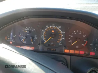 1993 Mercedes-Benz 400 z VIN WDBGA43E5PA107736, wystawiony jako Copart lot #87721115 z przebiegiem 192 418 mil mil oraz Tytuł czysty. Historia ofert i sprzedaży dostępna na DreamBid. Obrazek 9.
