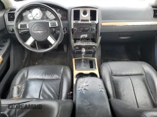 2008 Chrysler 300 Limited z VIN 2C3KA33G68H267705, wystawiony jako Copart lot #54414425 z przebiegiem 141 010 mil mil oraz Szkoda całkowita • Salvage title. Historia ofert i sprzedaży dostępna na DreamBid. Obrazek 8.