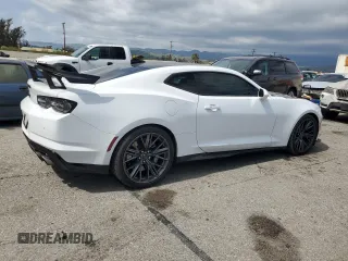 2023 Chevrolet Camaro ZL1 z VIN 1G1FK1R60P0105089, wystawiony jako Copart lot #51272845 z przebiegiem 22 478 mil mil oraz Szkody całkowita. Historia ofert i sprzedaży dostępna na DreamBid. Obrazek 3.