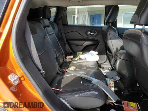 2015 Jeep Cherokee Trailhawk z VIN 1C4PJMBB1FW779321, wystawiony jako Copart lot #89139885 z przebiegiem 102 022 mil mil oraz Szkoda całkowita • Salvage title. Historia ofert i sprzedaży dostępna na DreamBid. Obrazek 11.