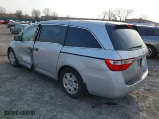 2013 Honda Odyssey LX with VIN 5FNRL5H22DB028827, listed as a IAAI auction lot 41775121 with 211,205 mi miles. Bid and sale history available at carsss.com. Image 3.