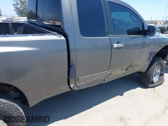 2006 Nissan Titan XE z VIN 1N6AA06B06N551578, wystawiony jako IAAI lot #42403828 z przebiegiem 143 420 mil mil oraz . Historia ofert i sprzedaży dostępna na DreamBid. Obrazek 17.