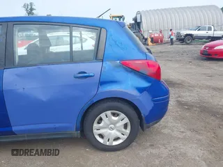2011 Nissan Versa S z VIN 3N1BC1CP0BL395790, wystawiony jako IAAI lot #42477284 z przebiegiem 270 145 mil mil oraz . Historia ofert i sprzedaży dostępna na DreamBid. Obrazek 6.