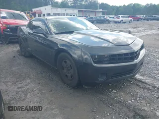 2013 Chevrolet Camaro LS z VIN 2G1FA1E39D9206888, wystawiony jako IAAI lot #42170703 z przebiegiem 169 661 mil mil oraz . Historia ofert i sprzedaży dostępna na DreamBid. Obrazek 1.