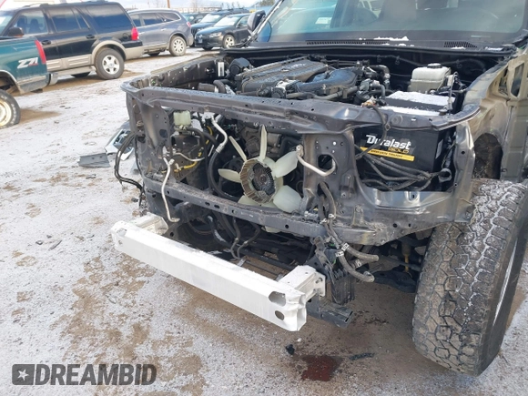 2015 Toyota Tacoma z VIN 3TMLU4EN8FM177785, wystawiony jako IAAI lot #41082160 z przebiegiem 156 761 mil mil oraz . Historia ofert i sprzedaży dostępna na DreamBid. Obrazek 6.