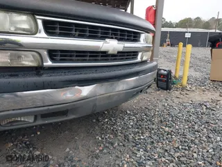 2003 Chevrolet Tahoe LT with VIN 1GNEC13Z63J126611, listed as a IAAI auction lot 41300437 with 313,885 mi miles. Bid and sale history available at carsss.com. Image 13.