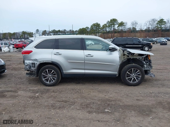 2019 Toyota Highlander SE with VIN 5TDJZRFH8KS727883, listed as a IAAI auction lot 41882956 with 56,043 mi miles. Bid and sale history available at carsss.com. Image 13.