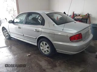 2002 Hyundai Sonata with VIN KMHWF25S42A574561, listed as a IAAI auction lot 41613838 with 141,808 mi miles. Bid and sale history available at carsss.com. Image 3.
