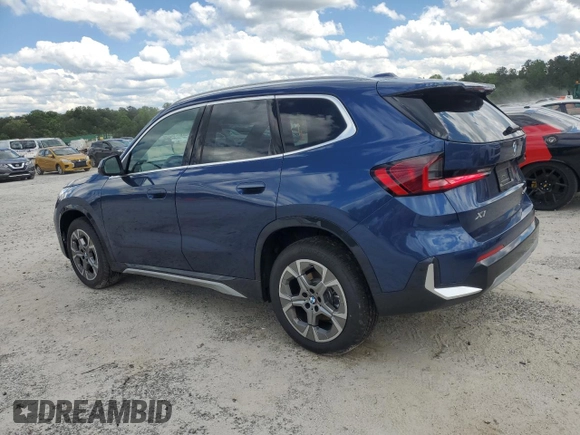2025 BMW X1 xDrive28i z VIN WBX73EF03S5229226, wystawiony jako Copart lot #55457965 z przebiegiem 2490 mil mil oraz Tytuł czysty. Historia ofert i sprzedaży dostępna na DreamBid. Obrazek 2.