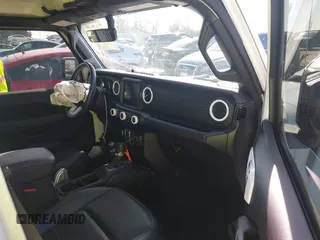 2021 Jeep Wrangler Unlimited Sahara z VIN 1C4JJXP6XMW765398, wystawiony jako IAAI lot #41592185 z przebiegiem 26 834 mil mil oraz . Historia ofert i sprzedaży dostępna na DreamBid. Obrazek 5.