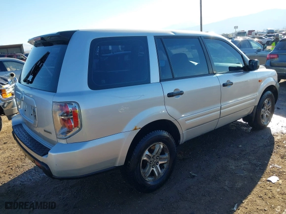 2006 Honda Pilot LX with VIN 2HKYF18156H556689, listed as a IAAI auction lot 40792236 with 273,856 mi miles. Bid and sale history available at carsss.com. Image 4.
