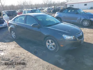 2014 Chevrolet Cruze 1LT z VIN 1G1PC5SB6E7315166, wystawiony jako IAAI lot #41753668 z przebiegiem 118 660 mil mil oraz . Historia ofert i sprzedaży dostępna na DreamBid. Obrazek 1.