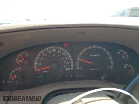 2002 Ford F-150 XL z VIN 1FTRX17W52NB81525, wystawiony jako Copart lot #57981075 z przebiegiem 236 673 mil mil oraz Szkoda całkowita • Salvage title. Historia ofert i sprzedaży dostępna na DreamBid. Obrazek 9.