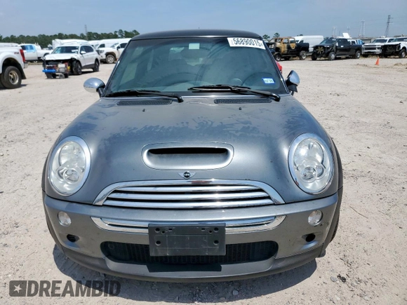 2005 MINI Hardtop S z VIN WMWRE33435TG95329, wystawiony jako Copart lot #56890015 z przebiegiem 47 985 mil mil oraz Czysty tytuł • Clean title. Historia ofert i sprzedaży dostępna na DreamBid. Obrazek 5.