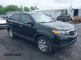 2013 Kia Sorento LX z VIN 5XYKTDA20DG420283, wystawiony jako IAAI lot #42528439 z przebiegiem 140 891 mil mil oraz . Historia ofert i sprzedaży dostępna na DreamBid. Obrazek 1.