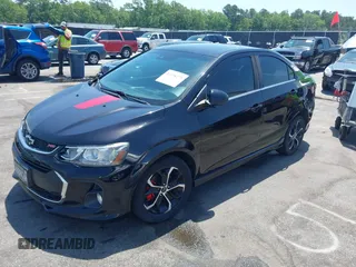 2019 Chevrolet Sonic LT z VIN 1G1JD5SBXK4148018, wystawiony jako IAAI lot #42258275 z przebiegiem 114 348 mil mil oraz . Historia ofert i sprzedaży dostępna na DreamBid. Obrazek 2.