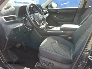 2023 Toyota Highlander L z VIN 5TDKDRAH6PS501987, wystawiony jako Copart lot #56431265 z przebiegiem 42 399 mil mil oraz Czysty tytuł • Clean title. Historia ofert i sprzedaży dostępna na DreamBid. Obrazek 7.