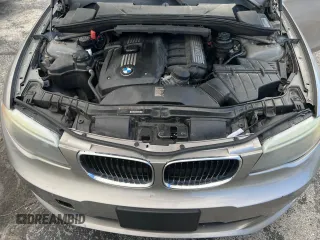 2012 BMW 1 Series 128i z VIN WBAUL7C52CVM81429, wystawiony jako Copart lot #80549174 z przebiegiem 155 938 mil mil oraz Tytuł czysty. Historia ofert i sprzedaży dostępna na DreamBid. Obrazek 7.