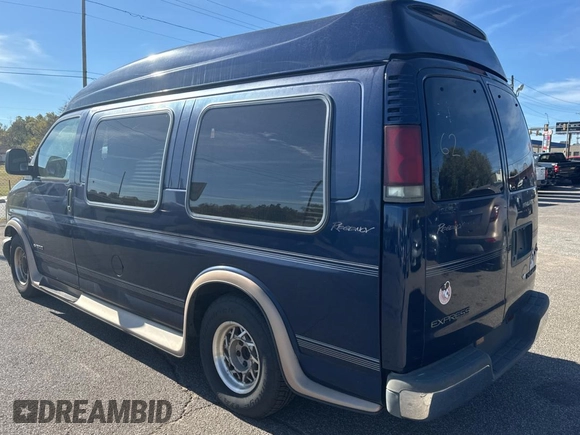 2002 Chevrolet Chevy Van z VIN 1GBFG15M421166126, wystawiony jako Copart lot #82826034 z przebiegiem 213 771 mil mil oraz Czysty tytuł • Clean title. Historia ofert i sprzedaży dostępna na DreamBid. Obrazek 3.