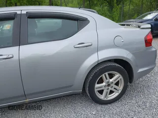 2014 Dodge Avenger SE z VIN 1C3CDZAG7EN226732, wystawiony jako IAAI lot #42383178 z przebiegiem 113 867 mil mil oraz . Historia ofert i sprzedaży dostępna na DreamBid. Obrazek 6.