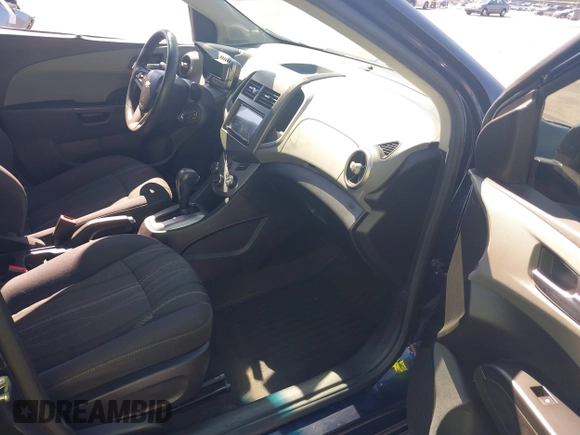 2015 Chevrolet Sonic LT z VIN 1G1JC5SB5F4177676, wystawiony jako IAAI lot #42230662 z przebiegiem 155 884 mil mil oraz . Historia ofert i sprzedaży dostępna na DreamBid. Obrazek 5.
