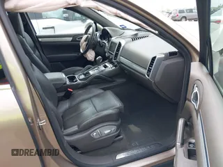 2015 Porsche Cayenne S z VIN WP1AB2A29FLA59662, wystawiony jako IAAI lot #41892021 z przebiegiem 134 687 mil mil oraz . Historia ofert i sprzedaży dostępna na DreamBid. Obrazek 5.