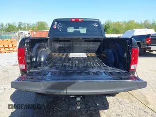 2018 Ram 1500 Express z VIN 1C6RR7FG2JS331802, wystawiony jako IAAI lot #41985617 z przebiegiem 68 483 mil mil oraz . Historia ofert i sprzedaży dostępna na DreamBid. Obrazek 17.